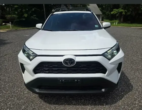 Автомобили Toyota RAV4 спереди на улице