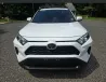 Toyota RAV4 автокөлігі алдыңғы жағынан көшеде