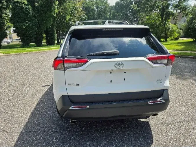 Задний вид автомобиля Toyota RAV4