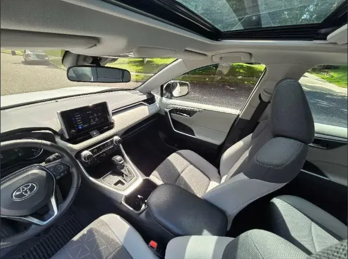 Интерьер Toyota RAV4 с панорамной крышей