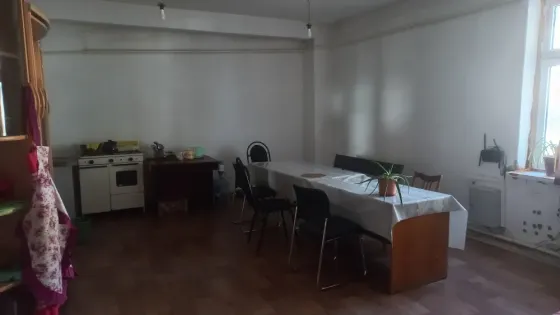 Офисное пространство с несколькими рабочими местами и папками на полках