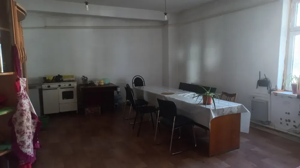 Асүй жиһазымен және орындықтармен қоршалған үстелі бар асхана аймағы