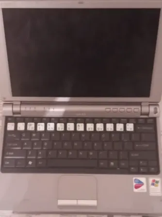 ноутбук Sony Vaio с открытым экраном и клавиатурой