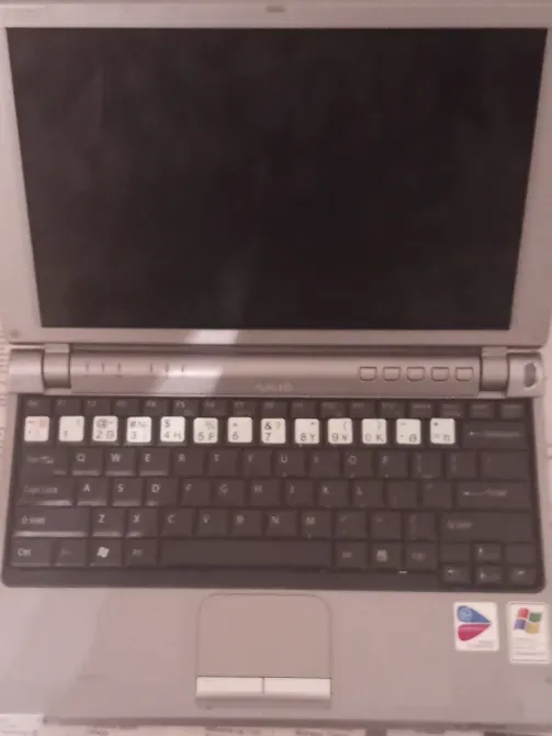 ноутбук Sony Vaio с закрытым экраном и клавиатурой