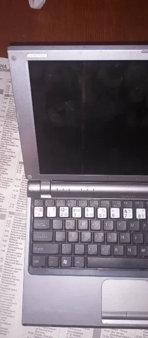 ноутбук Sony Vaio на столе с нечетким экраном
