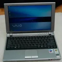 ноутбук Sony Vaio с открытым экраном и клавиатурой