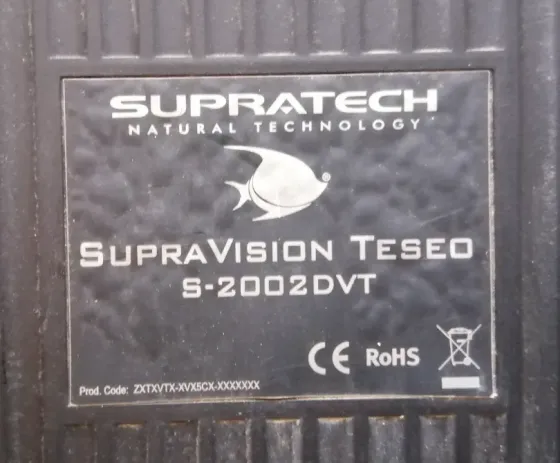 Supratech компаниясының SupraVision Teseo S-2002DVT құрылғысы, логотипі және өнім туралы ақпаратпен