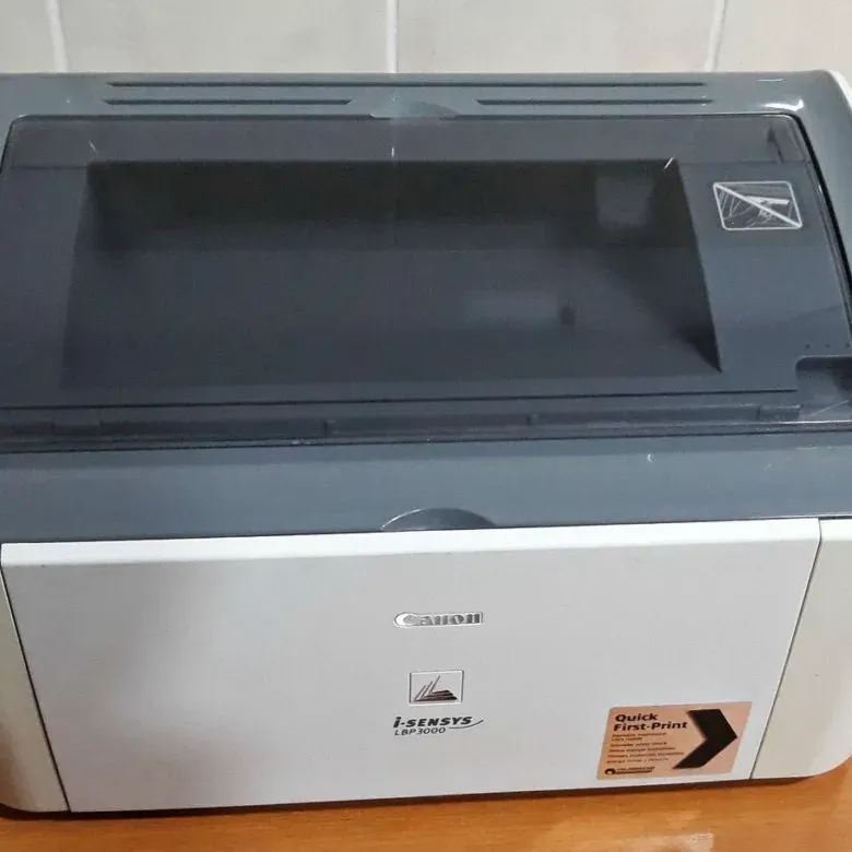 Принтер Canon с закрытой верхней крышкой