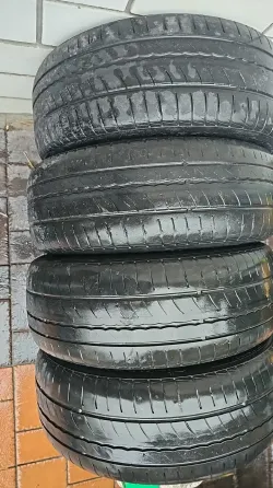Четыре новые шины для автомобиля, уложенные друг на друга