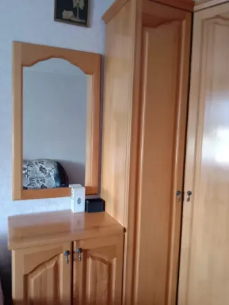 Деревянный шкаф в углу комнаты с дверцей