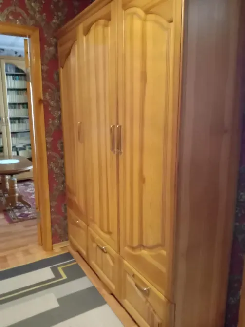 Высокий шкаф с полками и ящиками