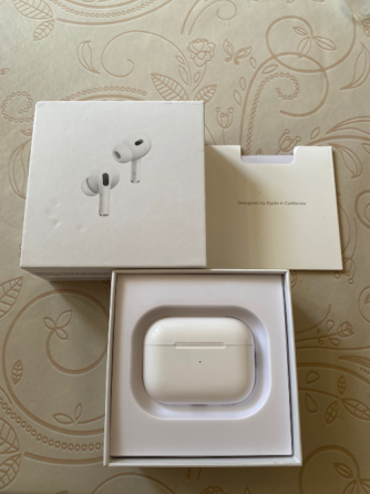 Упаковка AirPods Pro с открытым кейсом и наушниками, инструкция и зарядный кабель