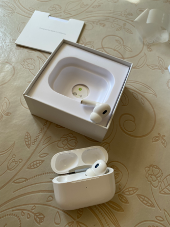 Упаковка AirPods Pro с открытым кейсом и наушниками, инструкция и зарядный кабель