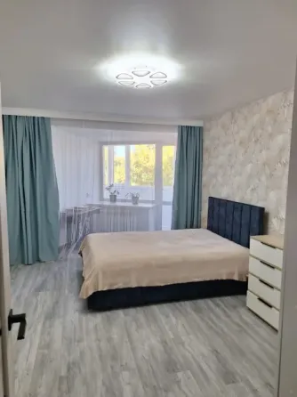 Современная кухня с серой отделкой и светлой мебелью