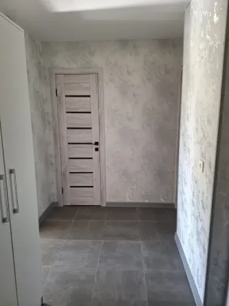 Современная кухня с серой отделкой и светлой мебелью