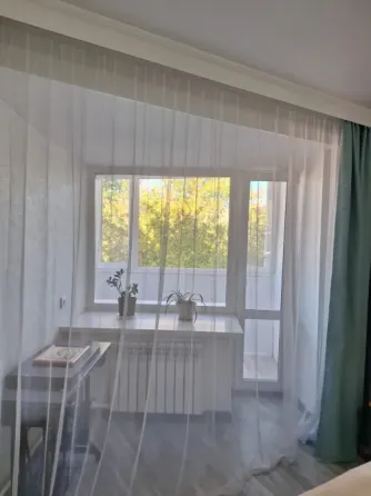 Современная кухня с серой отделкой и светлой мебелью