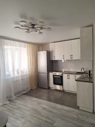 Современная кухня с серой отделкой и светлой мебелью