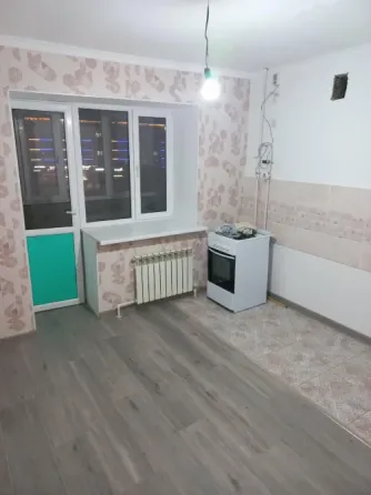просторная кухня с окном и газовой плитой