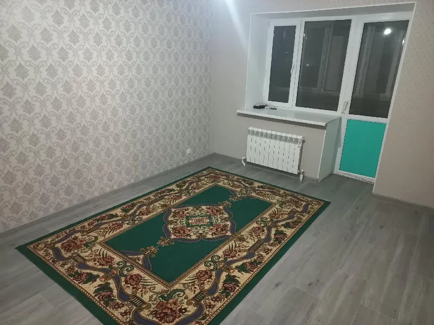 комната с ковром и окном