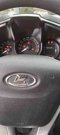 Автомобиль серебристого цвета с передним фасадом