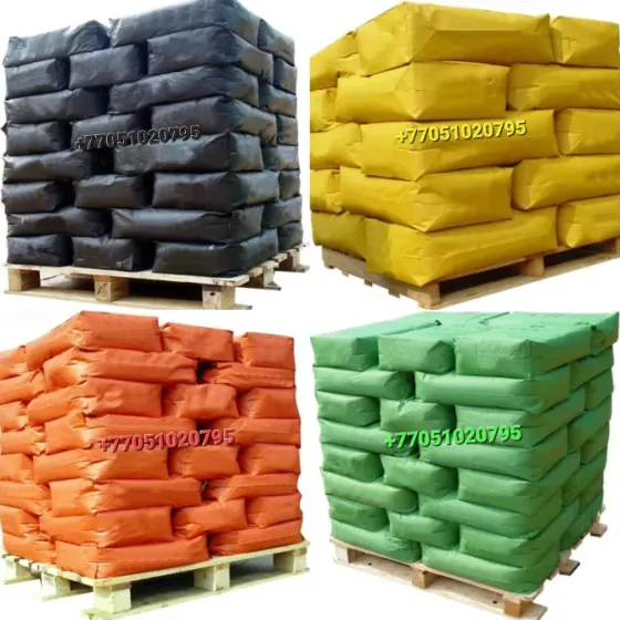 Упаковки с суперпластификатором разных цветов и типов на паллетах