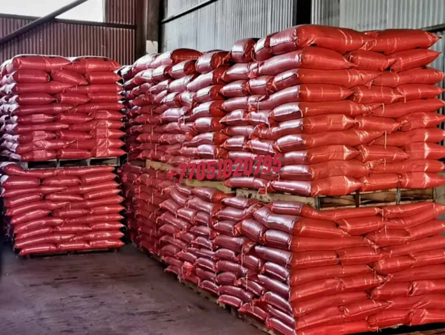 Паллет с оранжевыми упаковками, содержащими пластификатор